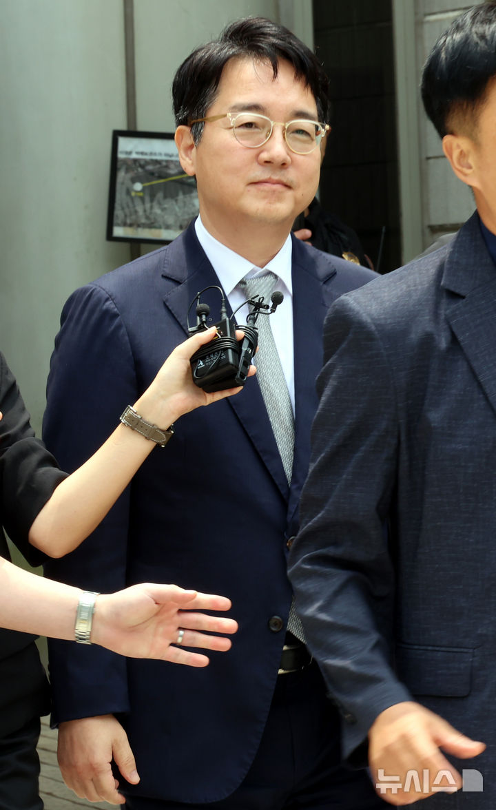 [서울=뉴시스] 박영태 기자 = 내란가담 의혹을 받는 심우정 전 검찰총장이 16일 서울 서초구 중앙지법에서 열린 영장실질심사를 끝내고 법원을 나서고 있다. 2026.07.16. since1999@newsis.com