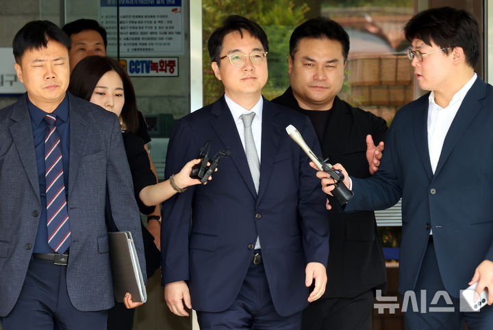[서울=뉴시스] 박영태 기자 = 내란가담 의혹을 받는 심우정 전 검찰총장이 16일 서울 서초구 중앙지법에서 열린 영장실질심사를 끝내고 법원을 나서고 있다. 2026.07.16. since1999@newsis.com