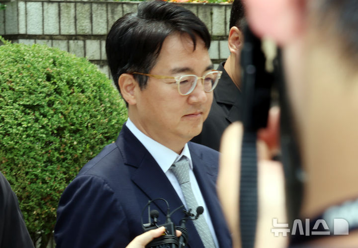 [서울=뉴시스] 박영태 기자 = 내란가담 의혹을 받는 심우정 전 검찰총장이 16일 서울 서초구 중앙지법에서 열린 영장실질심사를 끝내고 법원을 나서고 있다. 2026.07.16. since1999@newsis.com