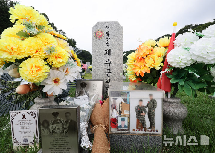 [대전=뉴시스] 배훈식 기자 = 故 채수근 해병 3주기를 사흘 앞둔 지난 16일 오후 대전 유성구 국립대전현충원 채 해병 묘역에 꽃이 놓여있다. 채 해병은 지난 2023년 7월 경북 예천군 내성천에서 당시 임성근 해병대 1사단장의 무리한 수중 수색 지시로 급류에 휩쓸려 순직했다. 2026.07.16. dahora83@newsis.com