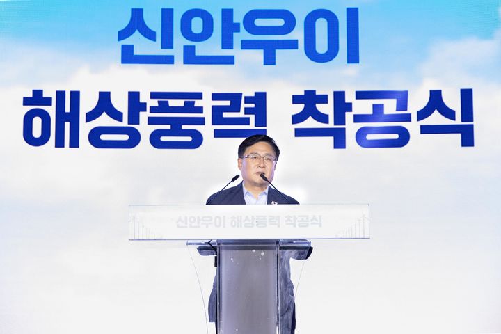 [서울=뉴시스] 김성환 기후에너지환경부 장관이 16일 전남광주 신안군 신안국민체육센터에서 열린 신안우이 해상풍력 착공식에 참석해 축사를 하고 있다. (사진=기후에너지환경부 제공) 2026.07.16. photo@newsis.com *재판매 및 DB 금지