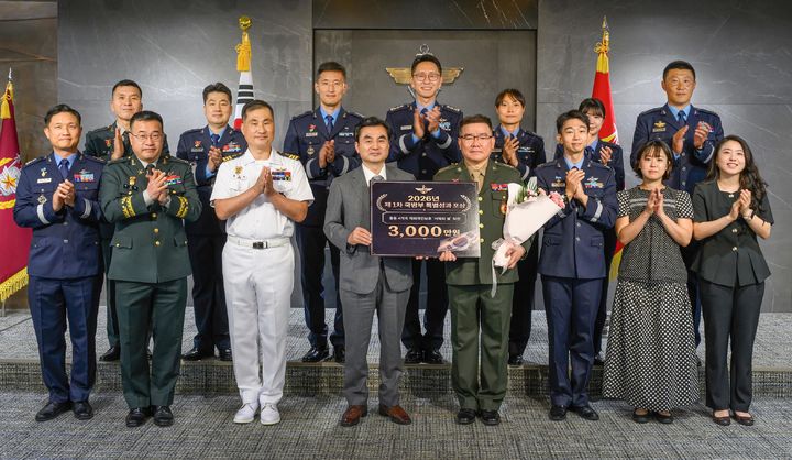 [서울=뉴시스] 안규백 국방부 장관이 16일 서울 용산구 국방부에서 열린 '제1회 국방부 특별성과포상금 시상식'에서 중동 4개국 재외국민보호 '사막의 빛' 작전을 성공적으로 수행한 국방부 국제평화협력과 진병용 중령 등 15명에게 특별성과포상금을 수여하고 있다. (사진=국방부 제공) 2026.07.16. photo@newsis.com *재판매 및 DB 금지