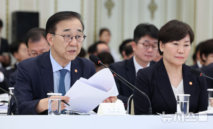 [서울=뉴시스] 김진아 기자 = 김윤덕 국토교통부 장관이 16일 청와대 영빈관에서 열린 '국민과 함께 하는 두 번째 업무 보고회'에서 업무보고를 하고 있다. (청와대통신사진기자단) 2026.07.16. bluesoda@newsis.com