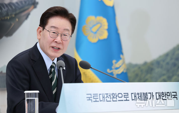 [서울=뉴시스] 김진아 기자 = 이재명 대통령이 16일 청와대 영빈관에서 열린 '삶으로 체감하는 대체불가 대한민국-국민과 함께하는 두 번째 업무보고'에서 발언하고 있다. (청와대통신사진기자단) 2026.07.16. bluesoda@newsis.com