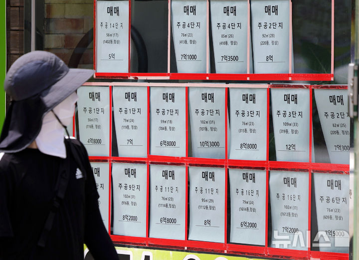 [서울=뉴시스] 홍효식 기자 = 은행권의 주택담보대출 규제 강화로 10억~15억원대 아파트 거래가 위축되는 대신 10억원 이하 중저가 아파트로 수요가 이동하면서 노도강(노원·도봉·강북구) 등 서울 외곽에서는 매수세와 호가가 함께 오르고 있다. 16일 서울 노원구 한 부동산에 매물 정보가 게시돼 있다. 2026.07.16. yesphoto@newsis.com