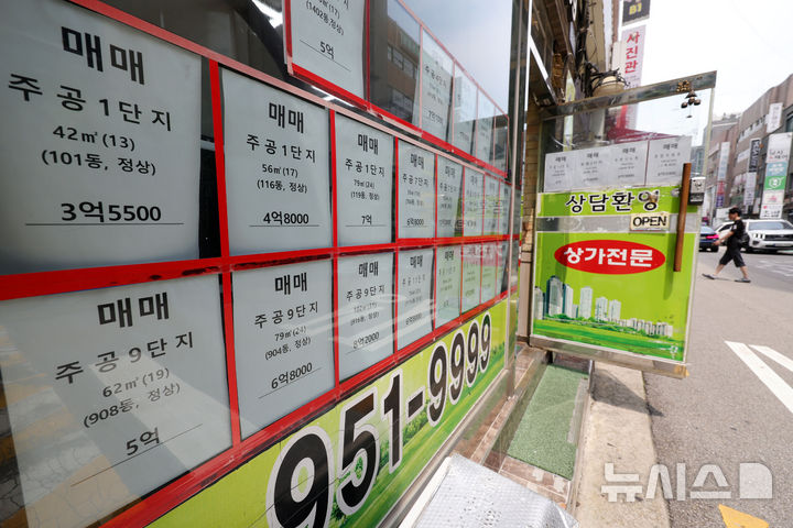 [서울=뉴시스] 홍효식 기자 = 은행권의 주택담보대출 규제 강화로 10억~15억원대 아파트 거래가 위축되는 대신 10억원 이하 중저가 아파트로 수요가 이동하면서 노도강(노원·도봉·강북구) 등 서울 외곽에서는 매수세와 호가가 함께 오르고 있다.16일 서울 노원구 한 부동산에 매물 정보가 게시돼 있다. 2026.07.16. yesphoto@newsis.com