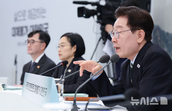 [서울=뉴시스] 김진아 기자 = 이재명 대통령이 16일 청와대 영빈관에서 열린 '삶으로 체감하는 대체불가 대한민국-국민과 함께하는 두 번째 업무보고'에서 발언하고 있다. (청와대통신사진기자단) 2026.07.16. bluesoda@newsis.com