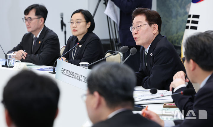 [서울=뉴시스] 김진아 기자 = 이재명 대통령이 16일 청와대 영빈관에서 열린 '삶으로 체감하는 대체불가 대한민국-국민과 함께하는 두 번째 업무보고'에서 발언하고 있다. (청와대통신사진기자단) 2026.07.16. bluesoda@newsis.com