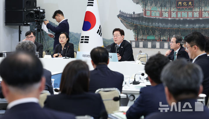 [서울=뉴시스] 김진아 기자 = 이재명 대통령이 16일 청와대 영빈관에서 열린 '삶으로 체감하는 대체불가 대한민국-국민과 함께하는 두 번째 업무보고'에서 발언하고 있다. (청와대통신사진기자단) 2026.07.16. bluesoda@newsis.com