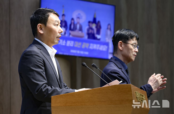 [서울=뉴시스] 김근수 기자 = 김용민 더불어민주당 의원이 16일 오후 서울 여의도 국회 소통관에서 보완수사권 폐지를 통한 수사기소 완전 분리 당원 단체 기자회견을 하고 있다. 2026.07.16. ks@newsis.com