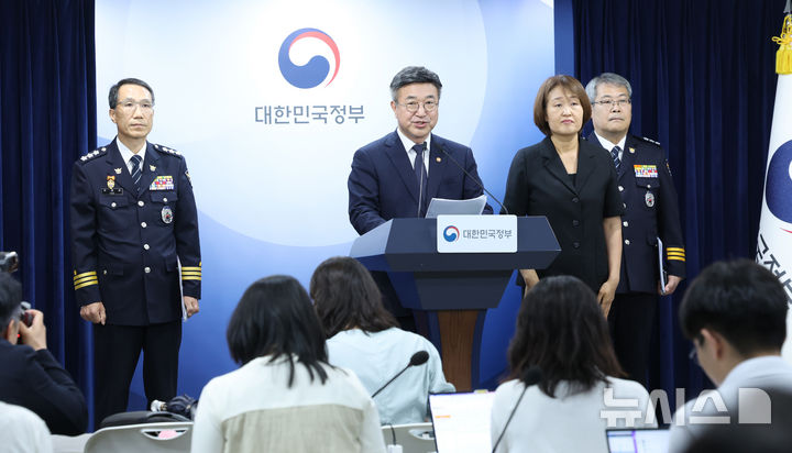 [서울=뉴시스] 조수정 기자 = 윤호중 행정안전부 장관이 16일 오후 서울 종로구 정부서울청사에서 경찰수사 내부비리 근절 및 민주적 통제 강화 관련 대국민 담화문을 발표하고 있다. 왼쪽은 유재성 경찰청장 직무대행, 오른쪽은 홍석기 국가수사본부장. 2026.07.16. chocrystal@newsis.com