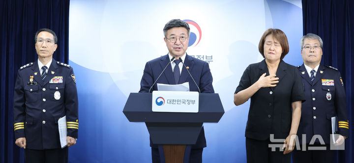 [서울=뉴시스] 조수정 기자 = 윤호중 행정안전부 장관이 16일 오후 서울 종로구 정부서울청사에서 경찰수사 내부비리 근절 및 민주적 통제 강화 관련 대국민 담화문을 발표하고 있다. 왼쪽은 유재성 경찰청장 직무대행, 오른쪽은 홍석기 국가수사본부장. 2026.07.16. chocrystal@newsis.com