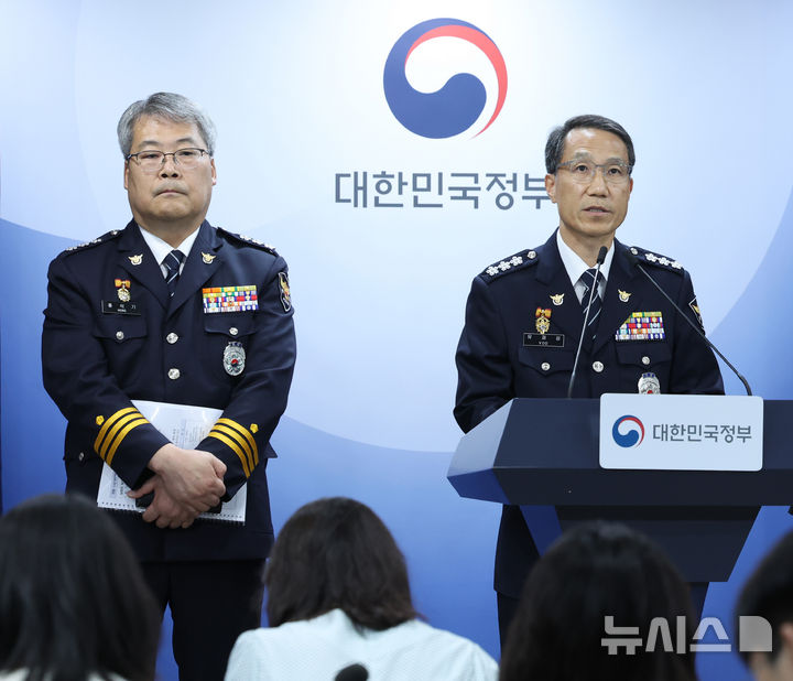[서울=뉴시스] 조수정 기자 = 유재성 경찰청장 직무대행이 16일 오후 서울 종로구 정부서울청사에서 윤호중 행정안전부 장관의 경찰수사 내부비리 근절 및 민주적 통제 강화 관련 대국민 담화문 발표가 끝난 뒤 기자들의 질문에 답하고 있다. 왼쪽은 홍석기 국가수사본부장. 2026.07.16. chocrystal@newsis.com