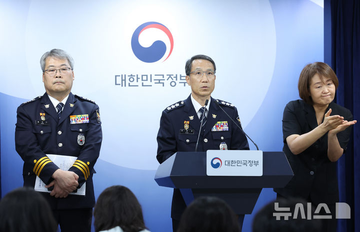 [서울=뉴시스] 조수정 기자 = 유재성 경찰청장 직무대행이 16일 오후 서울 종로구 정부서울청사에서 윤호중 행정안전부 장관의 경찰수사 내부비리 근절 및 민주적 통제 강화 관련 대국민 담화문 발표가 끝난 뒤 기자들의 질문에 답하고 있다. 왼쪽은 홍석기 국가수사본부장. 2026.07.16. chocrystal@newsis.com
