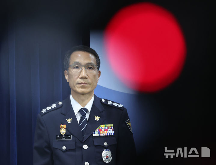 [서울=뉴시스] 조수정 기자 = 유재성 경찰청장 직무대행이 16일 오후 서울 종로구 정부서울청사에서 윤호중 행정안전부 장관의 경찰수사 내부비리 근절 및 민주적 통제 강화 관련 대국민 담화문 발표에 배석하고 있다. 2026.07.16. chocrystal@newsis.com