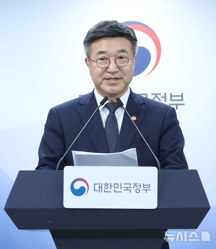 [서울=뉴시스] 조수정 기자 = 윤호중 행정안전부 장관이 16일 오후 서울 종로구 정부서울청사에서 경찰수사 내부비리 근절 및 민주적 통제 강화 관련 대국민 담화문을 발표하고 있다. 2026.07.16. chocrystal@newsis.com