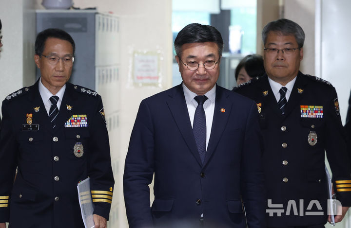 [서울=뉴시스] 조수정 기자 = 윤호중 행정안전부 장관이 16일 오후 서울 종로구 정부서울청사에서 경찰수사 내부비리 근절 및 민주적 통제 강화 관련 대국민 담화문을 발표하기 위해 입장하고 있다. 왼쪽은 유재성 경찰청장 직무대행, 오른쪽은 홍석기 국가수사본부장. 2026.07.16. chocrystal@newsis.com