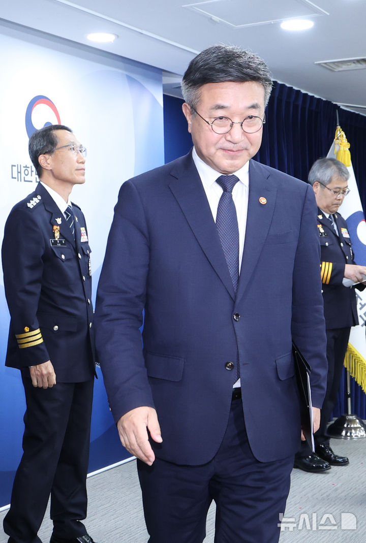 [서울=뉴시스] 조수정 기자 = 윤호중 행정안전부 장관이 16일 오후 서울 종로구 정부서울청사에서 경찰수사 내부비리 근절 및 민주적 통제 강화 관련 대국민 담화문을 발표한 뒤 단상을 나서고 있다. 왼쪽은 유재성 경찰청장 직무대행, 오른쪽은 홍석기 국가수사본부장. 2026.07.16. chocrystal@newsis.com