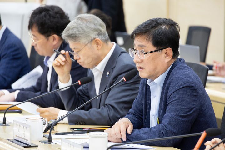 [서울=뉴시스] 김성환 기후에너지환경부 장관이 16일 전남광주통합특별시청에서 호남권 반도체 산업단지 전력공급을 위한 구체적인 실행계획을 점검하고 효율적 방안을 논의하고 있다. (사진=기후에너지환경부 제공) 2026.07.16. photo@newsis.com *재판매 및 DB 금지