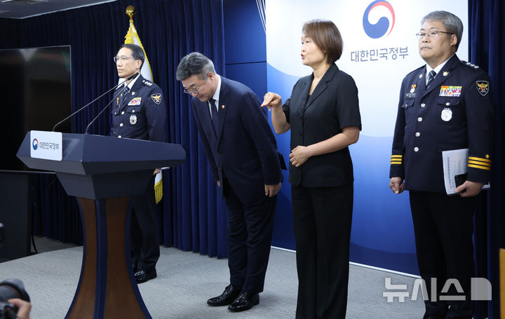 [서울=뉴시스] 조수정 기자 = 윤호중 행정안전부 장관이 16일 오후 서울 종로구 정부서울청사에서 경찰수사 내부비리 근절 및 민주적 통제 강화 관련 대국민 담화문 발표에 앞서 인사하고 있다. 왼쪽은 유재성 경찰청장 직무대행, 오른쪽은 홍석기 국가수사본부장. 2026.07.16. chocrystal@newsis.com