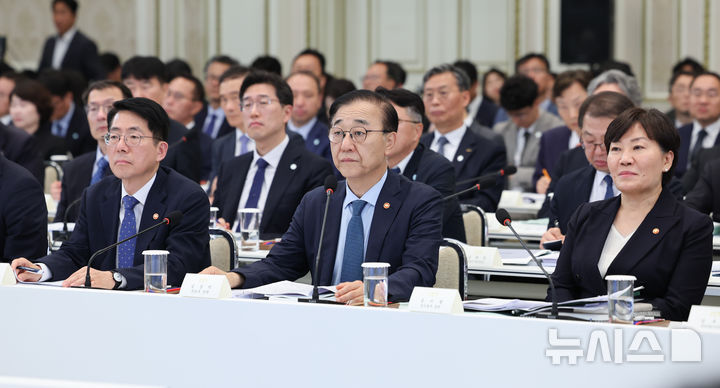 [서울=뉴시스] 김진아 기자 = 황종우(왼쪽부터) 해양수산부 장관, 송미령 농림축산식품부 장관, 김윤덕 국토교통부 장관이 16일 청와대 영빈관에서 열린 '삶으로 체감하는 대체불가 대한민국-국민과 함께하는 두 번째 업무보고'에서 이재명 대통령의 발언을 경청하고 있다. (청와대통신사진기자단) 2026.07.16. bluesoda@newsis.com