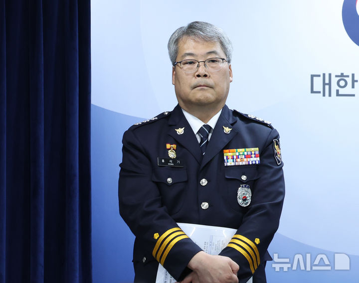 [서울=뉴시스] 조수정 기자 = 홍석기 국가수사본부장이 16일 오후 서울 종로구 정부서울청사에서 윤호중 행정안전부 장관의 경찰수사 내부비리 근절 및 민주적 통제 강화 관련 대국민 담화문 발표가 끝난 뒤 기자들의 질문을 듣고 있다. 2026.07.16. chocrystal@newsis.com