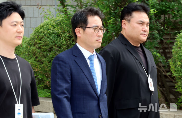 [서울=뉴시스] 박영태 기자 = 내란중요임무종사 등 혐의를 받는 전무곤 전 대검 기획조정부장이 16일 오후 서울 서초구 중앙지법에서 열린 영장실질심사를 끝내고 법원을 나서고 있다. 2026.07.16. since1999@newsis.com