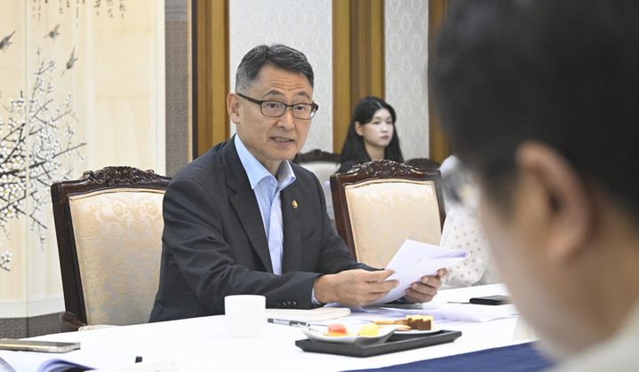 [서울=뉴시스] 허장 재정경제부 차관이 16일 서울 종로구 정부서울청사에서 AI 융합 국제개발 자문위원회를 주재하고 있다. (사진=재정경제부 제공) 2026.07.16. photo@newsis.com *재판매 및 DB 금지