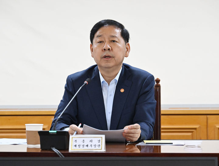 [서울=뉴시스] 조수정 기자 = 구윤철 부총리 겸 재정경제부 장관이 16일 오후 서울 중구 은행연합회에서 열린 시장상황점검회의를 주재하고 있다. 시장상황점검회의에는 이찬진 금융감독원장, 신현송 한국은행 총재, 이억원 금융위원장 등 참석했다. (사진=재정경제부 제공) 2026.07.16. chocrystal@newsis.com *재판매 및 DB 금지