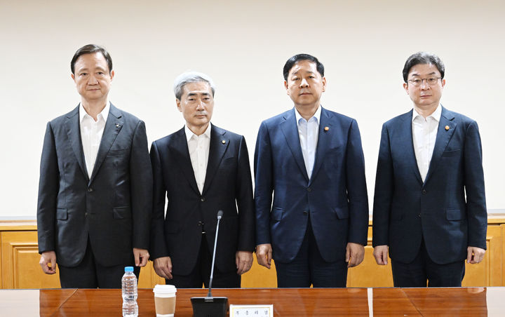 [서울=뉴시스] 조수정 기자 = 구윤철 부총리 겸 재정경제부 장관이 16일 오후 서울 중구 은행연합회에서 열린 시장상황점검회의에서 기념촬영 하고 있다. 왼쪽부터 이찬진 금융감독원장, 신현송 한국은행 총재, 구윤철 부총리, 이억원 금융위원장. (사진=재정경제부 제공) 2026.07.16. chocrystal@newsis.com *재판매 및 DB 금지