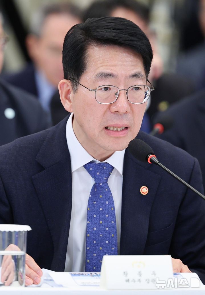 [서울=뉴시스] 김진아 기자 = 황종우 해양수산부 장관이 16일 청와대 영빈관에서 열린 '삶으로 체감하는 대체불가 대한민국-국민과 함께하는 두 번째 업무보고'에서 업무 보고를 하고 있다. (청와대통신사진기자단) 2026.07.16. bluesoda@newsis.com