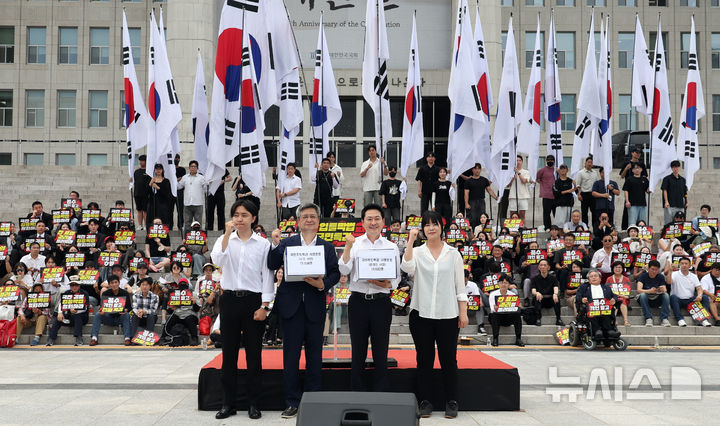 [서울=뉴시스] 최진석 기자 = 장동혁(왼쪽 세번째) 국민의힘 대표와 김장겸(왼쪽 두번째) 의원이 16일 여의도 국회 본청 앞 계단에서 열린 입틀막법 폐지 촉구 및 국민특검 동의서명 전달식에서 동의서명을 전달받고 기념촬영 하고 있다. 2026.07.16. myjs@newsis.com