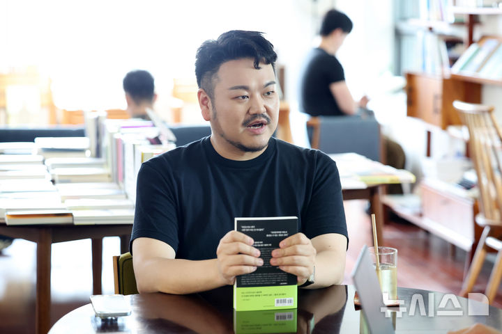 [서울=뉴시스] 박진희 기자 = 박상영 작가가 지난 15일 서울 종로구 북살롱 텍스트북에서 인터뷰 하고 있다. 작가는 최근 장편소설 '지푸라기 왕관을 쓴 여자'를 출간했다. 2026.07.22. pak7130@newsis.com