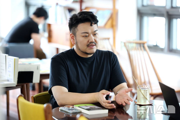 [서울=뉴시스] 박진희 기자 = 박상영 작가가 지난 15일 서울 종로구 북살롱 텍스트북에서 인터뷰 하고 있다. 작가는 최근 장편소설 '지푸라기 왕관을 쓴 여자'를 출간했다. 2026.07.22. pak7130@newsis.com