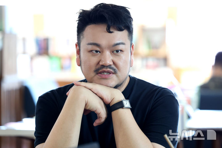 [서울=뉴시스] 박진희 기자 = 박상영 작가가 지난 15일 서울 종로구 북살롱 텍스트북에서 인터뷰 하고 있다. 작가는 최근 장편소설 '지푸라기 왕관을 쓴 여자'를 출간했다. 2026.07.22. pak7130@newsis.com