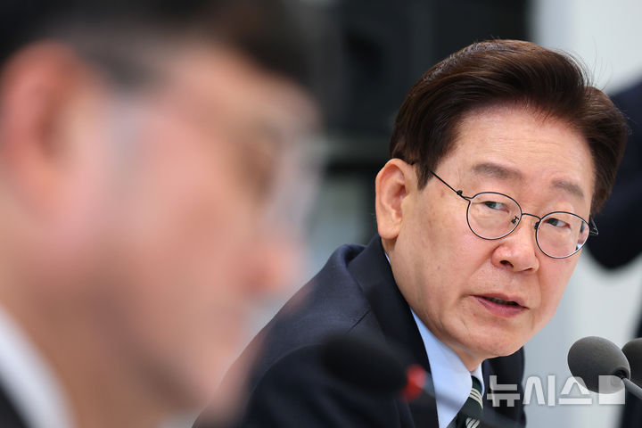 [서울=뉴시스] 조성봉 기자 = 이재명 대통령이 16일 청와대 영빈관에서 열린 '삶으로 체감하는 대체불가 대한민국-국민과 함께하는 두 번째 업무보고'에서 발언을 하고 있다. (청와대통신사진기자단) 2026.07.16. suncho21@newsis.com