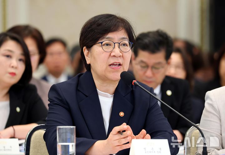 [서울=뉴시스] 조성봉 기자 = 정은경 보건복지부 장관이 16일 청와대 영빈관에서 열린 '삶으로 체감하는 대체불가 대한민국-국민과 함께하는 두 번째 업무보고'에서 발언을 하고 있다. (청와대통신사진기자단) 2026.07.16. suncho21@newsis.com