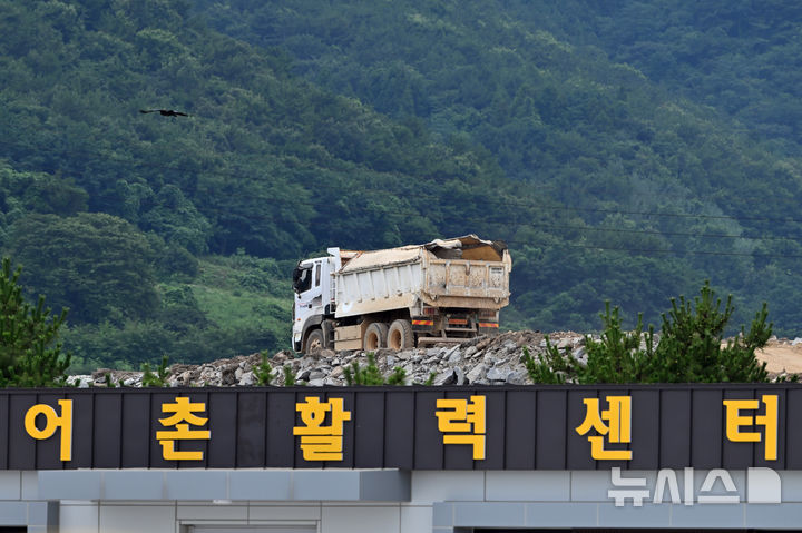 [여수=뉴시스] 이영주 기자 = 2026여수세계섬박람회 개막 51일을 앞둔 16일 오후 전남광주 여수시 화정면 개도에서 행사 편의시설 조성사업이 한창이다. 여수세계섬박람회 부행사장인 개도에서는 박람회와 연계하는 섬섬캠핑장·마녀목공원과 주차장 조성사업이 진행되고 있다. 여수시는 이달 안으로 개도 내 행사장 등 편의시설 조성 사업을 모두 마친다는 계획이다. 2026.07.16. leeyj2578@newsis.com