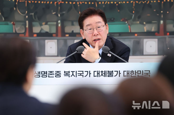 [서울=뉴시스] 조성봉 기자 = 이재명 대통령이 16일 청와대 영빈관에서 열린 '삶으로 체감하는 대체불가 대한민국-국민과 함께하는 두 번째 업무보고'에서 발언을 하고 있다. (청와대통신사진기자단) 2026.07.16. suncho21@newsis.com