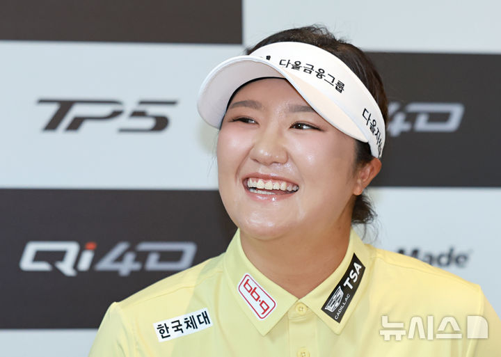 [서울=뉴시스] 김금보 기자 = 미국프로여자골프(LPGA) 메이저 대회 2연승을 달성한 유해란이 16일 오후 서울 여의도 콘래드 서울에서 열린 테일러메이드 미디어데이에서 웃음을 짓고 있다. 2026.07.16. kgb@newsis.com