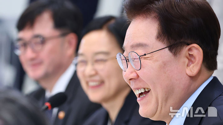 [서울=뉴시스] 조성봉 기자 = 이재명 대통령이 16일 청와대 영빈관에서 열린 '삶으로 체감하는 대체불가 대한민국-국민과 함께하는 두 번째 업무보고'에서 발언 중 웃음을 터뜨리고 있다. (청와대통신사진기자단) 2026.07.16. suncho21@newsis.com
