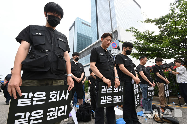 [수원=뉴시스] 김종택 기자 = 삼성전자 2대 노조인 삼성전자 노동조합 동행(동행노조) 조합원들이 16일 경기 수원시 삼성전자 수원사업장 앞에서 열린 'DX부문 사기진작 및 보상방안 마련 촉구 집회'에서 묵념을 하고 있다. 2026.07.16. jtk@newsis.com
