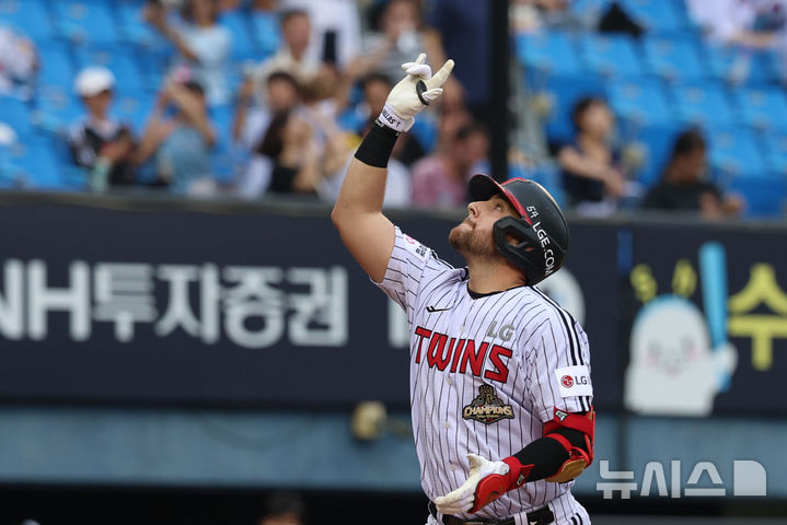 [서울=뉴시스] 권창회 기자 = 16일 서울 송파구 잠실야구장에서 열린 2026 KBO리그 KT 위즈와 LG 트윈스의 경기, 1회말 2사 LG 오스틴이 솔로홈런을 친 뒤 그라운드를 돌고 있다. 2026.07.16. kch0523@newsis.com