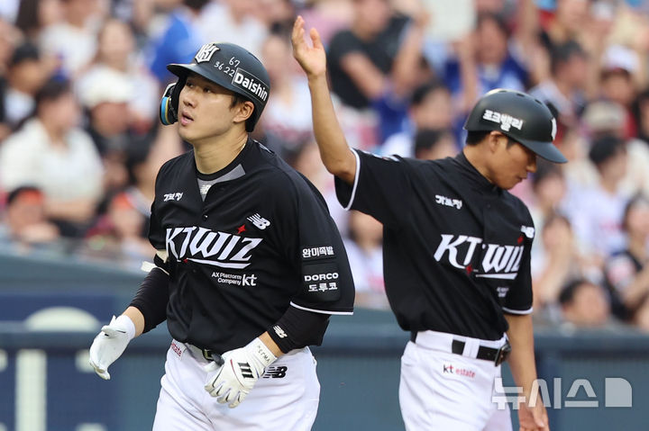 [서울=뉴시스] 권창회 기자 = 16일 서울 송파구 잠실야구장에서 열린 2026 KBO리그 KT 위즈와 LG 트윈스의 경기, 2회초 2사 주자 1,3루 KT 최원준이 3점 홈런을 친 뒤 그라운드를 돌고 있다. 2026.07.16. kch0523@newsis.com