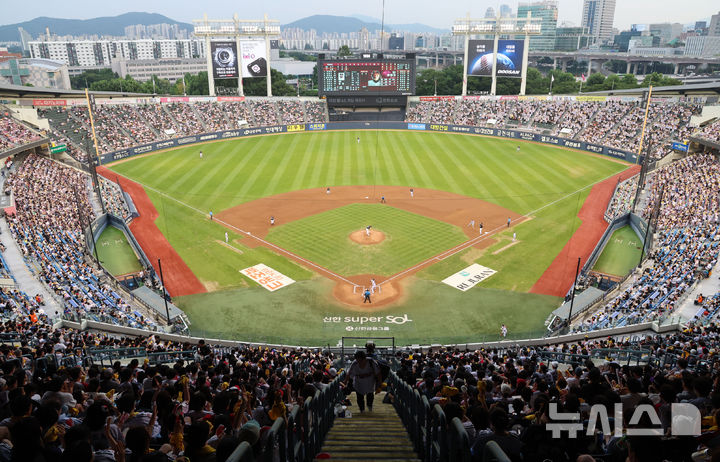 [서울=뉴시스] 권창회 기자 = 16일 서울 송파구 잠실야구장에서 열린 2026 KBO리그 KT 위즈와 LG 트윈스의 경기에서 야구 팬들이 열띈 응원을 펼치고 있다. 2026.07.16. kch0523@newsis.com