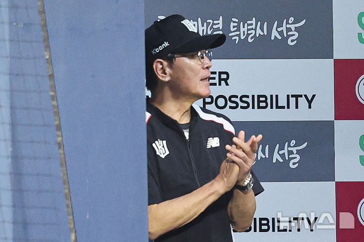 [서울=뉴시스] 권창회 기자 = 16일 서울 송파구 잠실야구장에서 열린 2026 KBO리그 KT 위즈와 LG 트윈스의 경기, KT 이강철 감독이 경기를 지켜보고 있다. 2026.07.16. kch0523@newsis.com