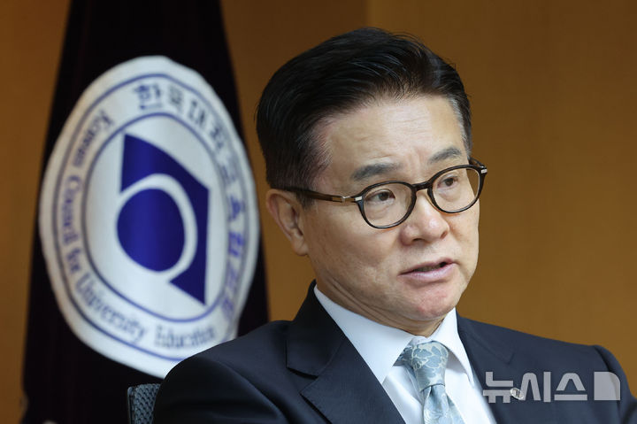 [서울=뉴시스] 권창회 기자 = 이기정 한국대학교육협의회 회장 겸 한양대학교 총장이 16일 서울 성동구 한양대학교에서 뉴시스와 인터뷰 하고 있다. 2026.07.16. kch0523@newsis.com