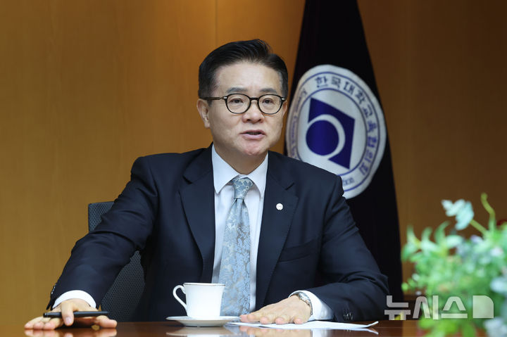 [서울=뉴시스] 권창회 기자 = 이기정 한국대학교육협의회 회장 겸 한양대학교 총장이 16일 서울 성동구 한양대학교에서 뉴시스와 인터뷰 하고 있다. 2026.07.16. kch0523@newsis.com