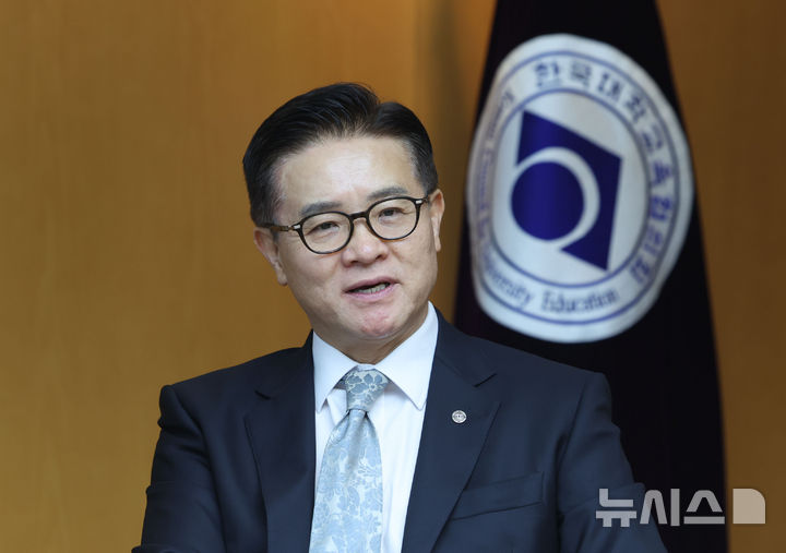 [서울=뉴시스] 권창회 기자 = 이기정 한국대학교육협의회 회장 겸 한양대학교 총장이 16일 서울 성동구 한양대학교에서 뉴시스와 인터뷰 하고 있다. 2026.07.16. kch0523@newsis.com