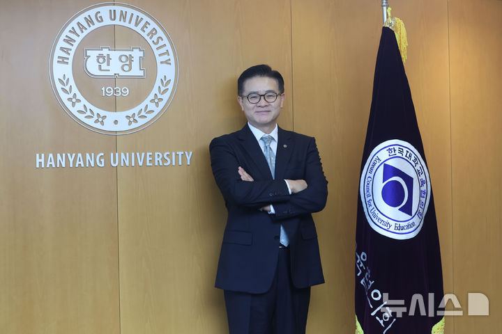 [서울=뉴시스] 권창회 기자 = 이기정 한국대학교육협의회 회장 겸 한양대학교 총장이 16일 서울 성동구 한양대학교에서 뉴시스와 인터뷰 하고 있다. 2026.07.16. kch0523@newsis.com